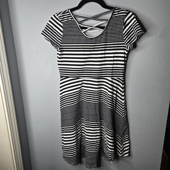 Girls Size 14 Black White Striped Fit & Flare Dress Crisscross Back Stretch - Picture 4 of 4